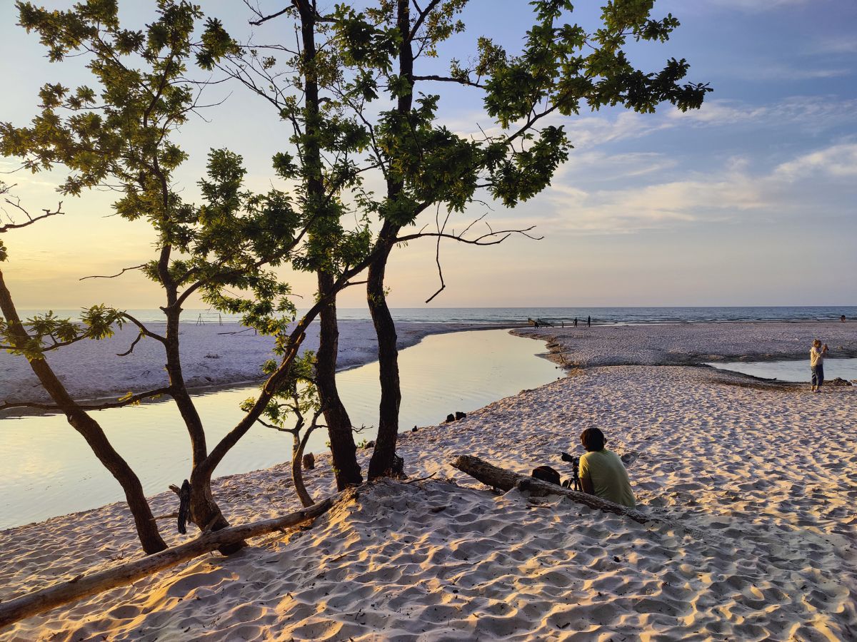Złota godzina nad morzem, delikatne fale i czysty piasek